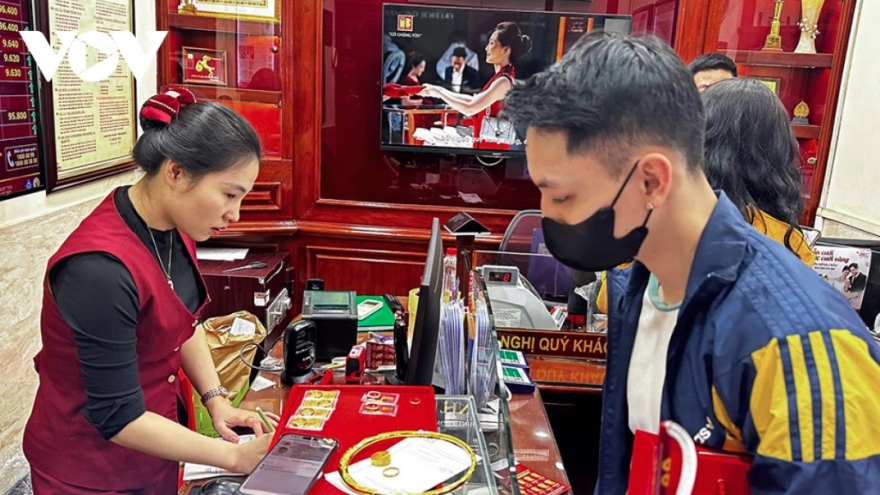 Gold bar prices skyrocket past VND190 mln/tael amid global rally